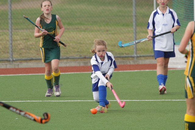 Jemah Mann of Norths passes to a teammate in the circle.